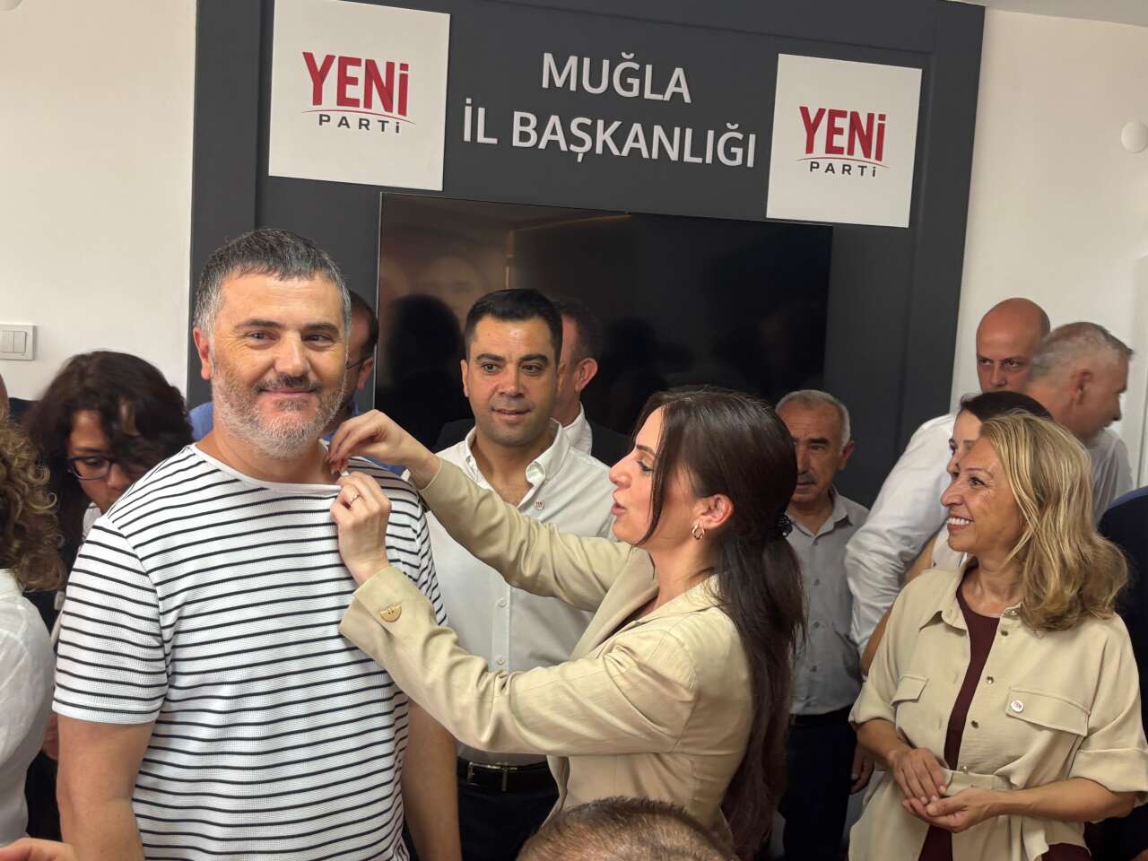 Menteşe Belediye Başkanı Gonca Köksal Aras ve Meclis Üyelerine YENİ Parti Rozeti 3